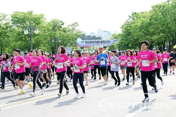 [시사포커스 / 오훈 기자] '제18회 여성마라톤대회'가 어린이날인 5일 오전 서울 마포구 상암동 월드컵 공원 내 평화광장에서 1만명이 참석한 가운데 성황리에 열렸다.