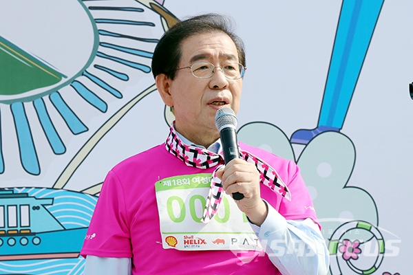 [시사포커스 / 오훈 기자] 박원순 서울시장이 5일 열린 '제18회 여성마라톤대회' 개막식에서 축사를 하고 있다.