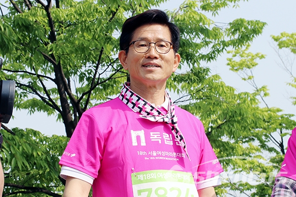 [시사포커스 / 오훈 기자] 김문수 자유한국당 서울시장 후보가 5일 열린 '제18회 여성마라톤대회'에 참석했다.