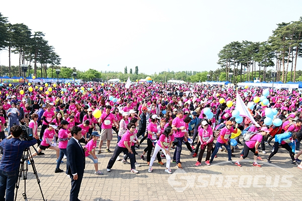 [시사포커스 / 오훈 기자] 5일 열린 '제18회 여성마라톤대회'에서 참가자들이 준비운동을 하고 있다.