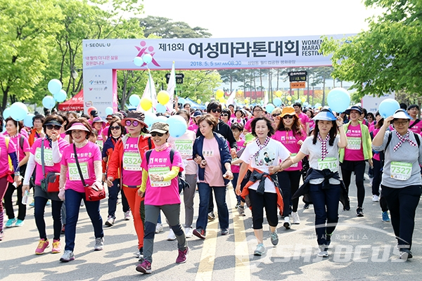 [시사포커스 / 오훈 기자] '제18회 여성마라톤대회'가 어린이날인 5일 오전 서울 마포구 상암동 월드컵 공원 내 평화광장에서 1만명이 참석한 가운데 성황리에 열렸다.