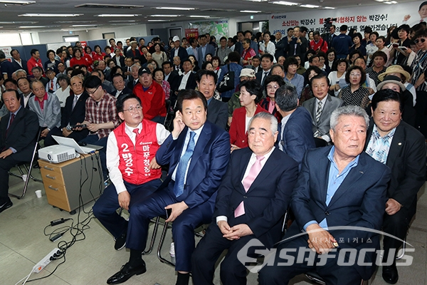 [시사포커스 오훈 기자] 박강수 자유한국당 마포구청장 후보의 선거사무소 개소식이 15일 오후 마포구 망원역부근 스타벅스건물 선거사무소에서 열렸다.