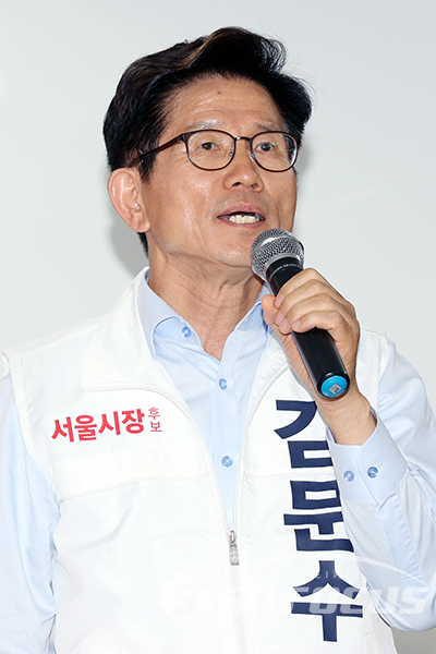 [시사포커스 오훈 기자] 김문수 자유한국당 서울시장 후보가 15일 열린 박강수 자유한국당 마포구청장 후보의 선거사무소 개소식에 참석해 축사를 하고 있다.
