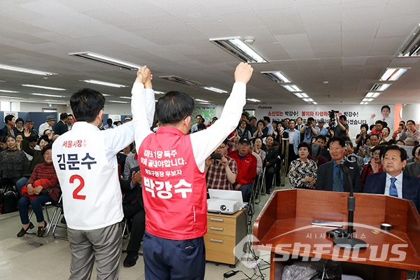 [시사포커스 오훈 기자] 김문수 자유한국당 서울시장 후보가 15일 열린 박강수 자유한국당 마포구청장 후보의 선거사무소 개소식에 참석해 축사를 하고 있다.