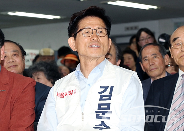 [시사포커스 오훈 기자] 김문수 자유한국당 서울시장 후보가 15일 열린 박강수 자유한국당 마포구청장 후보의 선거사무소 개소식에 참석했다.