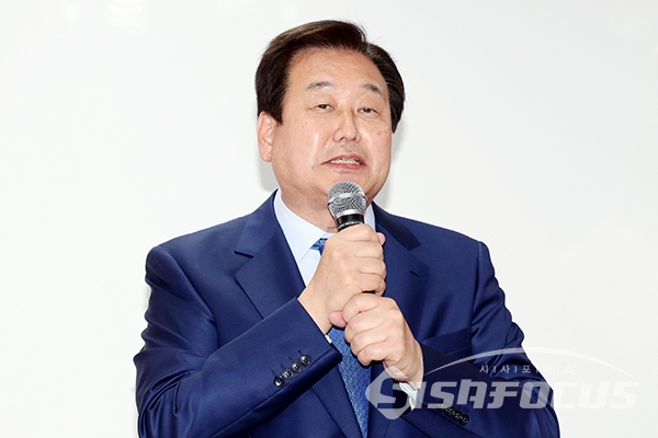 [시사포커스 오훈 기자] 자유한국당 김무성 의원이 15일 열린 박강수 자유한국당 마포구청장 후보의 선거사무소 개소식에 참석해 축사를 하고 있다.