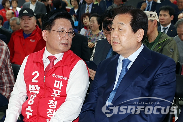[시사포커스 오훈 기자] 김무성 의원과 박강수 자유한국당 마포구청장 후보가 15일 열린 박강수 마포구청장 후보의 선거사무소 개소식에서 이야기를 나누고 있다.