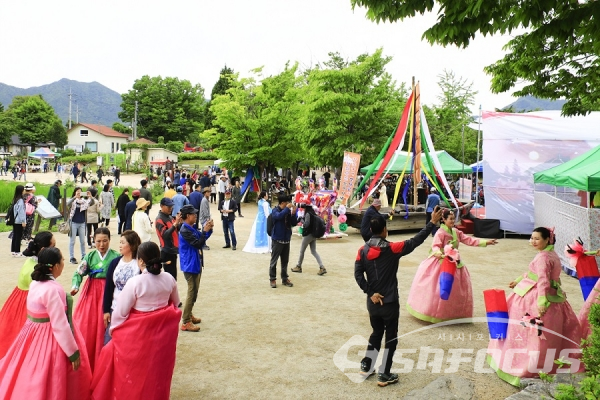 지역주민과 시민들이 흥겹게 축제를 즐기는 축제장 모습. 사진/강종민 기자