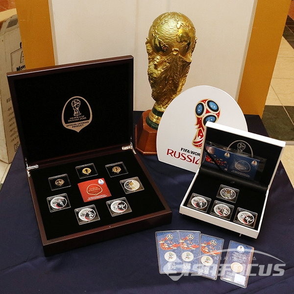 [시사포커스 / 오훈 기자] 25일 오전 서울 중구 주한 러시아대사관에서 2018 FIFA 러시아 월드컵 기념주화(2차분) 및 한국조폐공사 돔형 FIFA 공식기념메달 실물공개 및 포토세션 행사가 열렸다.