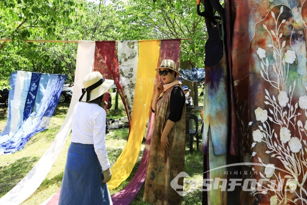 축제에 참여한 염색작가들이 작품을 전시하여 보여주고있다. 사진/강종민 기자