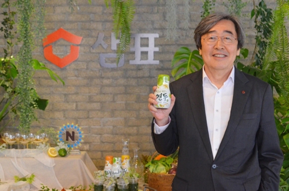박진선 샘표 대표가 30일 오전 서울 중구에서 열린 '우리 맛 연구 기자간담회'에서 '연두' 제품을 소개하고 있다. ⓒ샘표