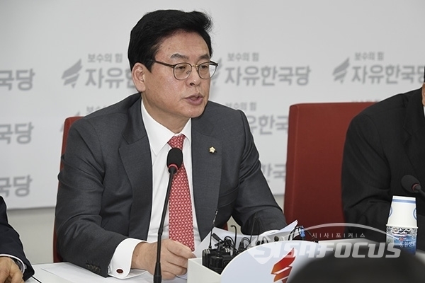 정우택 한국당 의원은 자신의 페이스북을 통해 지방선거 전에 홍준표 대표가 백의종군하라고 요구했다. 사진 / 시사포커스DB