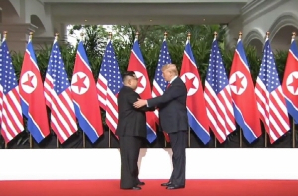 미국 도널드 트럼프 대통령과 북한 김정은 국무위원장이 북미정상회담에 앞서 악수하고 있다.  ⓒ스트레이츠타임스 홈페이지 캡쳐