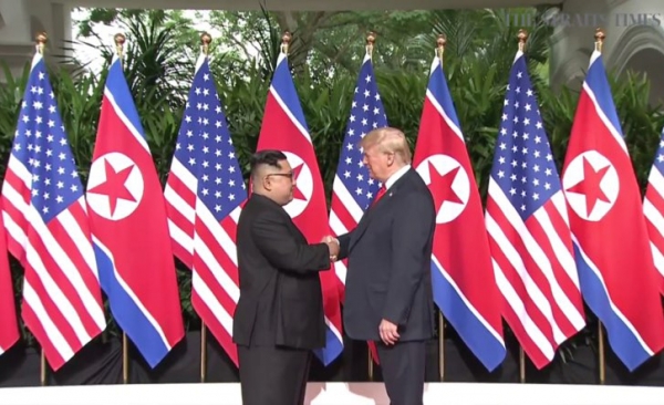 도널드 트럼프 미국 대통령과 북한 김정은 국무위원장의 역사적인 만남을 갖고 있다. / ⓒ와이티엔 보도화면 캡쳐