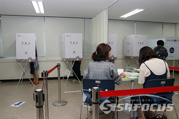 [시사포커스 / 오훈 기자] 제7회 전국동시지방선거 투표일인 13일 오후 서울시 구로구 오류고등학교 수궁동 제3투표소에서 시민들이 소중한 한표를 행사하기 위해 투표를 하고 있다.