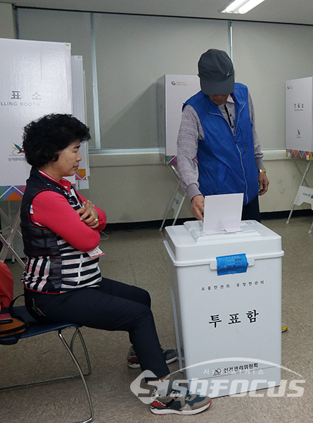 [시사포커스 / 오훈 기자] 제7회 전국동시지방선거 투표일인 13일 오후 서울시 구로구 오류고등학교 수궁동 제3투표소에서 시민들이 소중한 한표를 행사하기 위해 투표를 하고 있다.