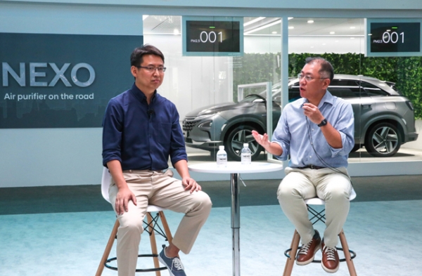 13일(현지시각) 중국 상하이 신국제엑스포센터에서 열린 ‘CES 아시아 2018’에서 정의선 현대자동차 부회장(오른쪽)과 자오용 딥글린트 CEO가 기술 협력 파트너십에 대해 발표하고 있다. ⓒ현대자동차