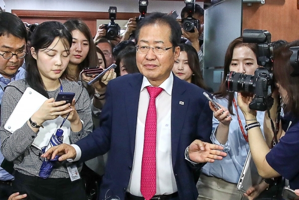 [시사포커스 / 유용준 기자] 홍준표 자유한국당 전 대표가 한국당을 향해 “가장 본질적인 혁신은 인적청산”이라고 마지막 당부의 말을 남겼다.