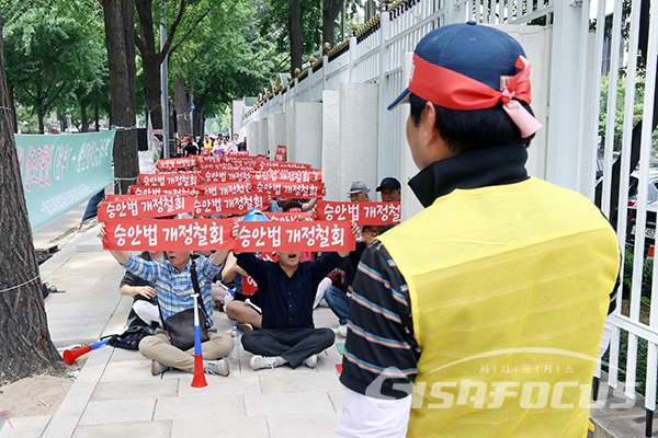 [시사포커스 / 오훈 기자] 한국승강기관리산업협동조합은 19일 오후 서울 종로구 정부서울청사 후문 앞에서 승강기시설 안전관리법 과도한 규제 반대 집회를 열었다.