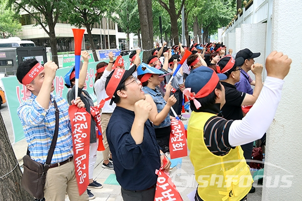 [시사포커스 / 오훈 기자] 한국승강기관리산업협동조합은 19일 오후 서울 종로구 정부서울청사 후문 앞에서 승강기시설 안전관리법 과도한 규제 반대 집회를 열었다.