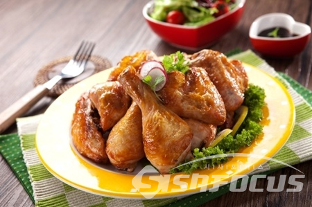 평균 1만6000원~2만원대의 비싼 치킨 가격에도 월드컵 특수로 인해 치킨이 불티나게 팔리고 있다.
