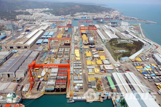 한국 조선사들이 올해 상반기 전 세계 선박 수주량에서 중국을 제치고 1위에 올랐다.