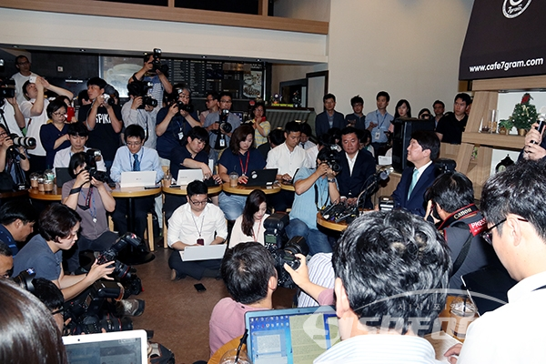 [시사포커스 오훈 기자] 바른미래당 안철수 전 대표가 12일 오후 서울 여의도 한 카페에서 열린 기자간담회에서 향후 거취에 대해 발표하고 있다.