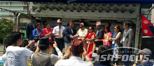 아르준 정 바하두르 싱 주한 네팔 대사를 비롯해 주최 주관 관계자들.[사진 / 시사포커스 김용철 기자]