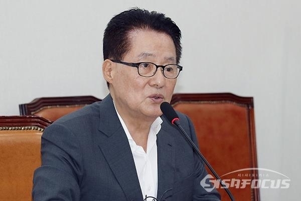 [시사포커스 / 오훈 기자] 박지원 민주평화당 의원이 김병준 자유한국당 혁신 비대위원장에 대해 “친박-비박 다 포용하고 가는 건 옳지 않다”고 지적했다.