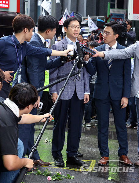 [시사포커스 / 오훈 기자] 드루킹 댓글 관련 공모 의혹을 받고 있는 김경수 경남도지사가 피의자 신분으로 6일 오전 서울 강남구 허익범 특검 사무실에 출석하고 있다.