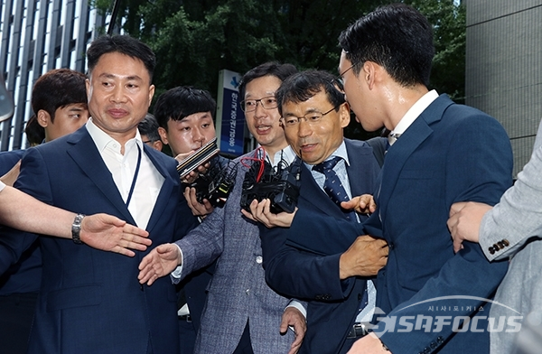 [시사포커스 / 오훈 기자] 드루킹 댓글 관련 공모 의혹을 받고 있는 김경수 경남도지사가 피의자 신분으로 6일 오전 서울 강남구 허익범 특검 사무실에 출석하고 있다.