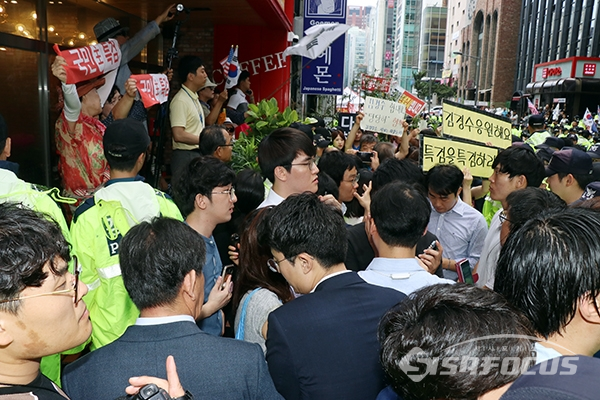 [시사포커스 / 오훈 기자] 드루킹 댓글 관련 공모 의혹을 받고 있는 김경수 경남도지사가 피의자 신분으로 6일 오전 서울 강남구 허익범 특검 사무실에 출석하고 있는 가운데 김경수 지사의 지지자들과 보수단체 회원들이 구호를 외치고 있다.