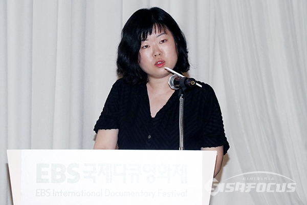 [시사포커스 / 오훈 기자] 김혜민 프로그래머가 6일 열린 제15회 EBS국제다큐영화제 기자간담회에서 개막작을 비롯해 섹션별 출품작에 대해 설명하고 있다.