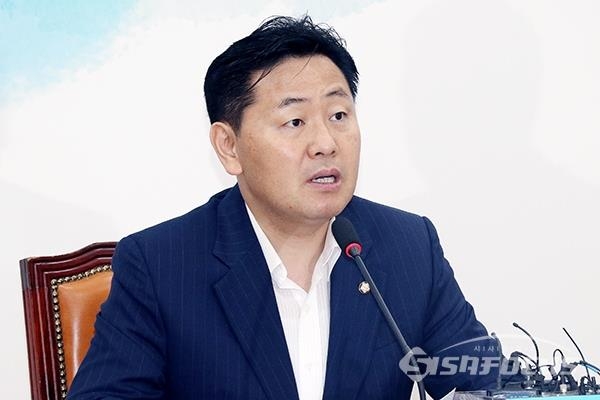 [시사포커스 / 오훈 기자] 김관영 바른미래당 원내대표가 “앞으로 그 어떤 형태와 명목의 특활비도 일체 수령하지 않을 것”이라고 천명했다.