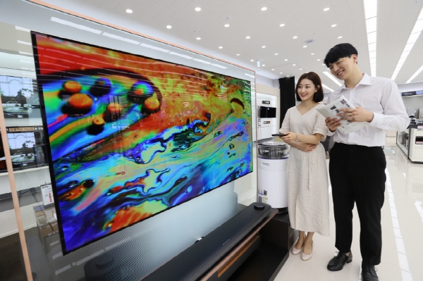 LG전자 모델들이 서울시 영등포구에 위치한 LG 베스트샵 서울양평점에서 LG 올레드 TV를 소개하고 있다.ⓒLG전자