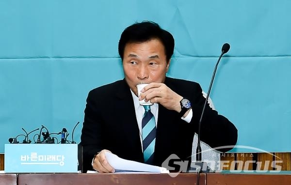 손학규 전 바른미래당 상임선대위원장이 물을 마시고 있다. 사진 / 시사포커스DB