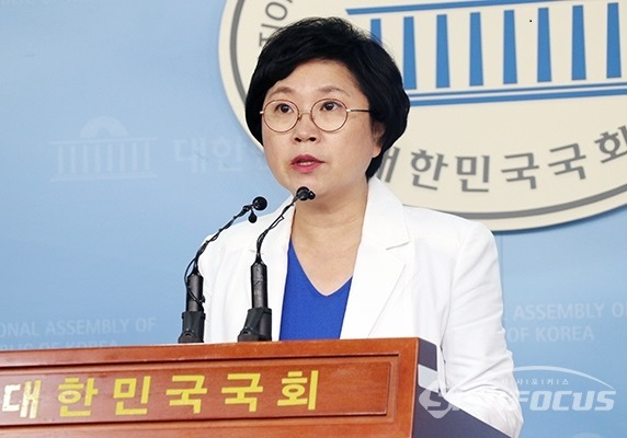 김현 더불어민주당 의원이 10일 오전 현안 브리핑에서 한국당에 "즉각 공개사과하라"고 요구했다.  사진 / 오훈 기자