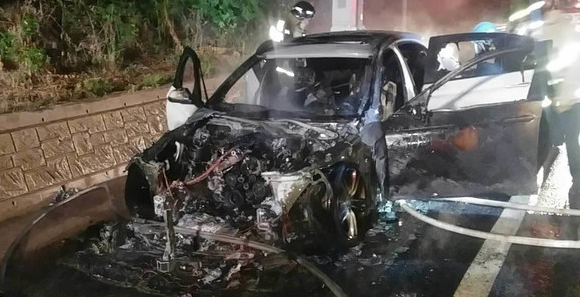 지난 달 중앙고속도로 춘천방면 305㎞ 지점 치악휴게소 인근에서 주행 중인 BMW 520d 승용차에서 발생한 화재 당시 모습  / ⓒ뉴시스