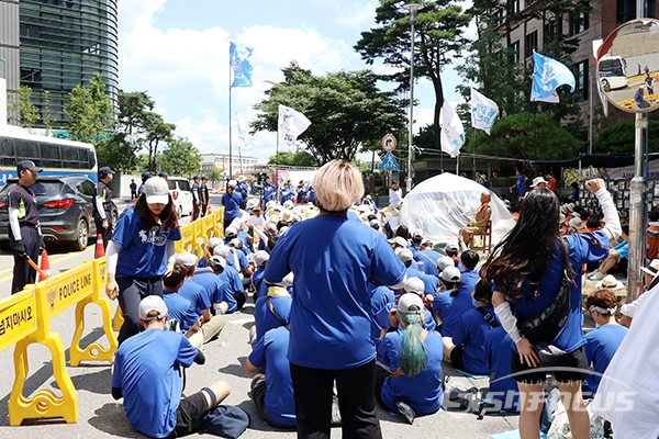 [사진 / 오훈 기자] 815대행진추진위가 일본 아베 정권을 규탄하는 행사를 하고 있다.