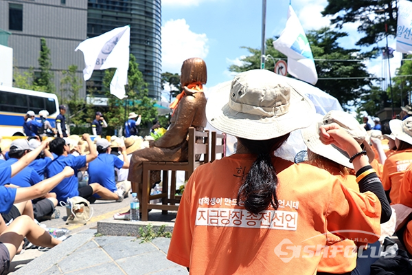 [사진 / 오훈 기자]  ‘평화의 소녀상’ 앞에서 구호 외치는 참가자들