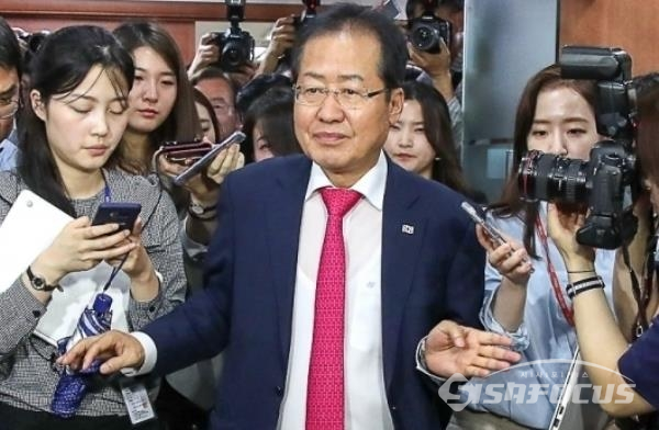 홍준표 전 한국당 대표가 논란 이후 한동안 잠잠했었던 SNS 정치에 다시 시동을 걸었다. 사진 / 유용준 기자