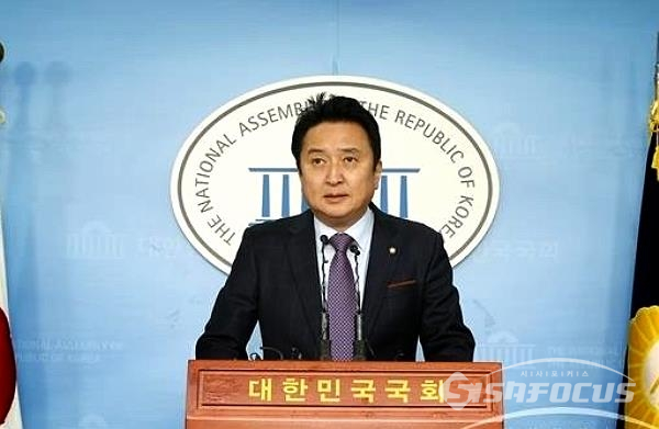 김영환 전 의원이 국회 정론관에서 발언하고 있는 모습. 사진 / 시사포커스DB