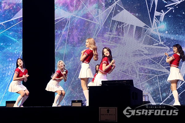 걸그룹 '이달의 소녀'가 신곡 무대를 선보이고 있다. [사진 / 오훈 기자]