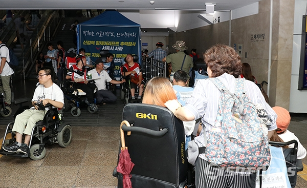 광화문광장 해치마당에 모인 장애인단체 회원들 [사진 / 오훈 기자]