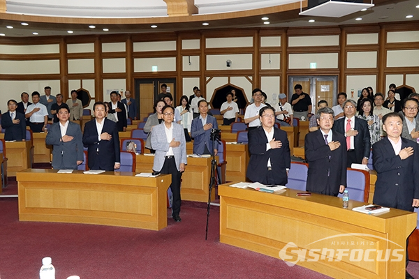김무성 의원과 토론회 참석자들이 국기에 대한 경례를 하고 있다. [사진 / 오훈 기자]
