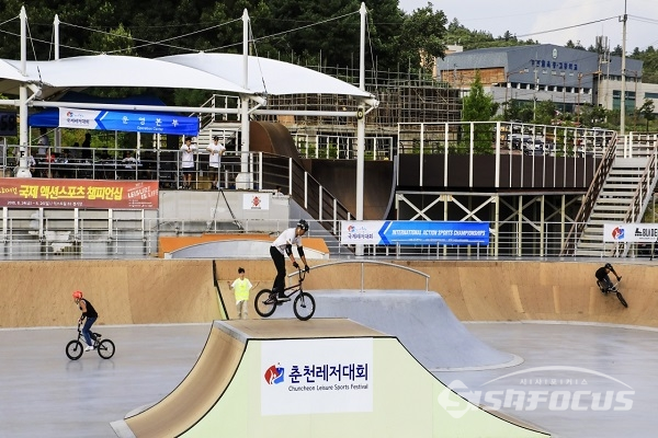 액션스포츠 경기 자전거묘기 장면. 사진/강종민 기자