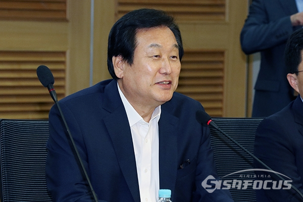 김무성 한국당 의원이 자신이 주최한 세미나에 참석해 축사를 하고 있다. 사진 / 오훈 기자