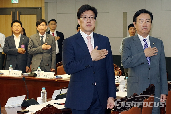 자유한국당 김종석 의원 등 참석자들이 국기에 대한 경례를 하고 있다.