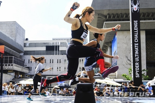 허들달리기 경기를 하는 여성 도전자들. 사진/강종민 기자