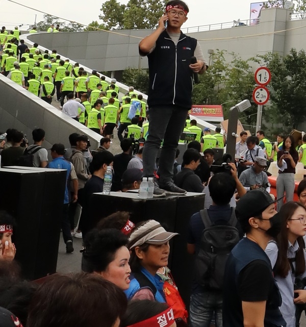 6일 오전 서울 동작구 노량진수산시장에서 집행 관계자들이 구시장 상인들의 저항에 부딪혀 집행을 포기하고 돌아가고 있다. 사진 / 뉴시스 제공